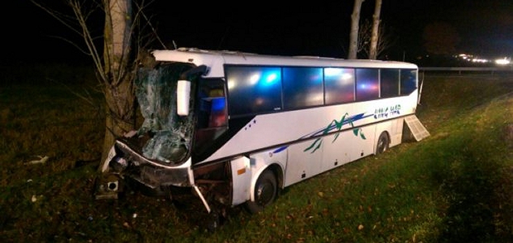Zderzenie autobusu z autem osobowym na DK7. Jedna osoba nie yje, 13 rannych