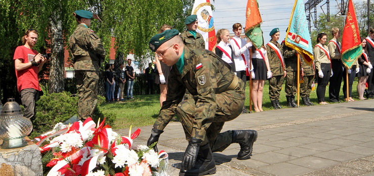 Zoyli kwiaty pod pomnikiem, by uczci 71. rocznic wyzwolenia Obozu Koncentracyjnego Stutthof, Podobozu w Elblgu