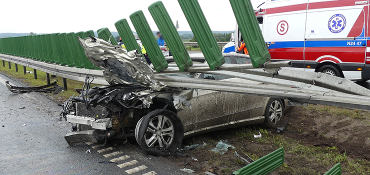 Powany wypadek na S7. Mercedes wbi si w barier. Dwie osoby ciko ranne