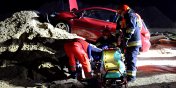 Wypadek w Kazimierzowie. Dwie osoby poszkodowane po uderzeniu autem w pryzm piasku