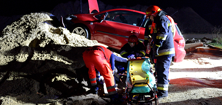 Wypadek w Kazimierzowie. Dwie osoby poszkodowane po uderzeniu autem w pryzm piasku