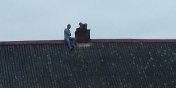 Uciekając przed aresztowaniem przez siedem godzin siedzieli na dachu. Jeden z nich obrzucił policjantów cegłówkami