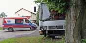 Autobus przewocy dzieci uderzy w drzewo. Dwie osoby odwiezione do szpitala