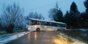 Autobus szkolny zawisł na jezdni i całkowicie zablokował drogę