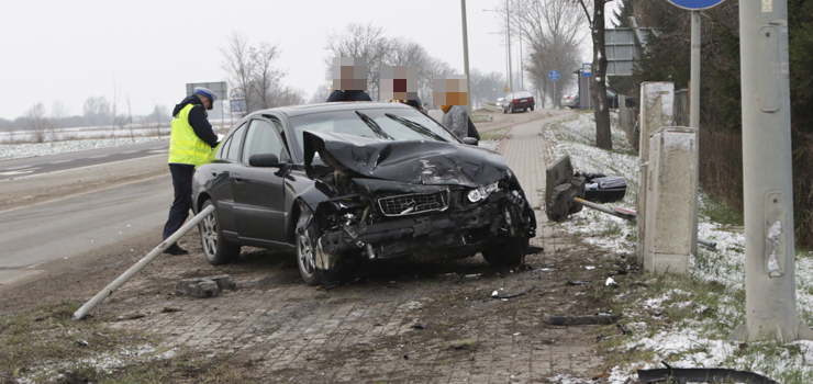 Grony wypadek na DK 7 w Kazimierzowie na skrzyowaniu Helenowo - Marzcino. Jedna osoba ranna