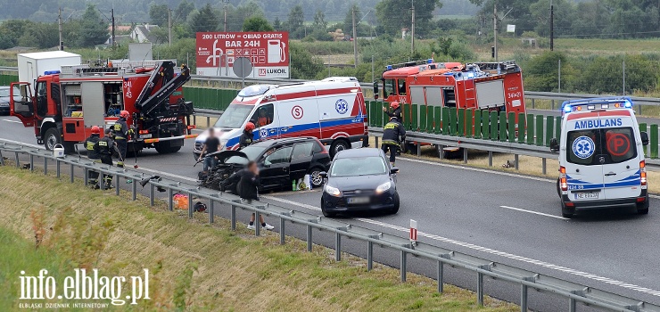 Jak kierowcy zachowuj si, gdy widz wypadek? "Niektrzy wykorzystuj korytarz ratunkowy, by nie sta w korku"