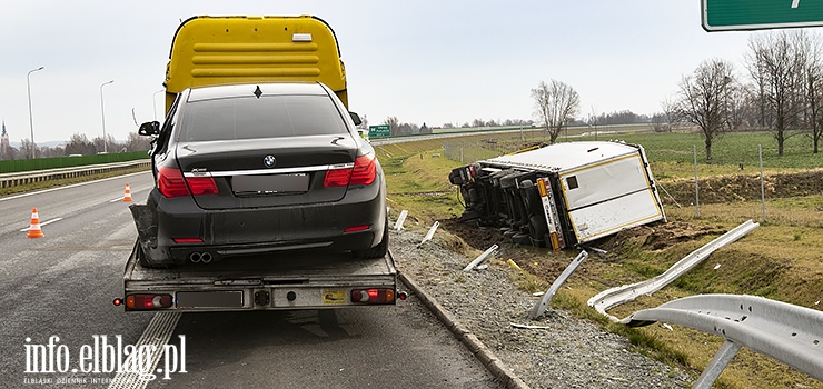 Kolizja bmw z ciarwk na S7. Ciarwka wjechaa do rowu