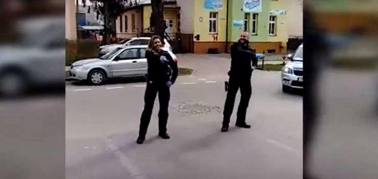 Taniec policjantw podczas kontroli kwarantanny - zobacz film