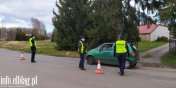 Policjanci kontroluj wszystkie pojazdy w drodze na Mierzej