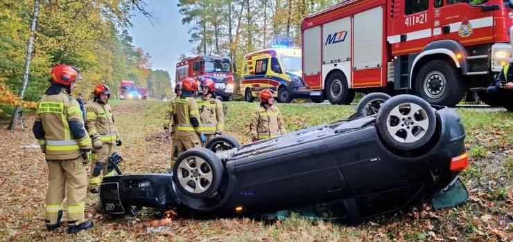 Auto wypado z drogi i dachowao