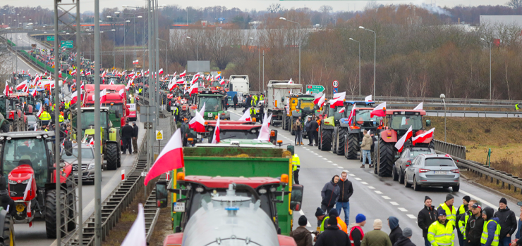 Elbląg: Rolnicy protestują na obwodnicy. Kilkaset maszyn zablokowało drogę S7 (zdjęcia)
