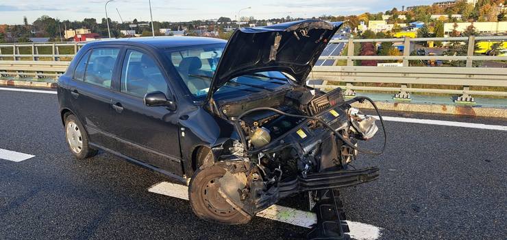 19-latek straci panowanie nad autem i uderzy w barierk