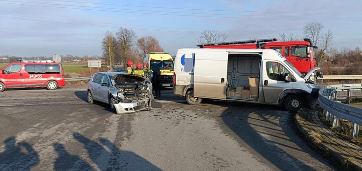 Zderzenie dwch aut. W zdarzeniu ucierpiaa pasaerka