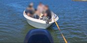 Policjanci patrolujcy na Zalewie Wilanym pomogli dryfujcej odzi