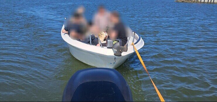 Policjanci patrolujcy na Zalewie Wilanym pomogli dryfujcej odzi