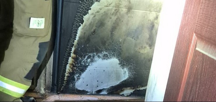 Nie chciaa go wpuci do mieszkania wic podpali drzwi