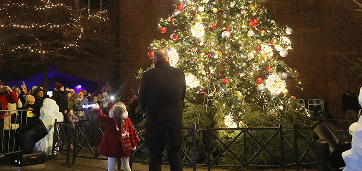 W Elblgu ju czu atmosfer wit. Dzi rozbysa choinka na Starym Miecie 