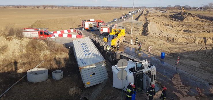 Na objedzie DK7 przewrci si TIR. Bardzo due utrudnienia w ruchu w obu kierunkach