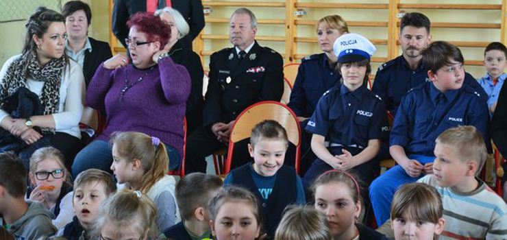 Policjanci na premierze szkolnego spektaklu o bezpieczeństwie na drodze