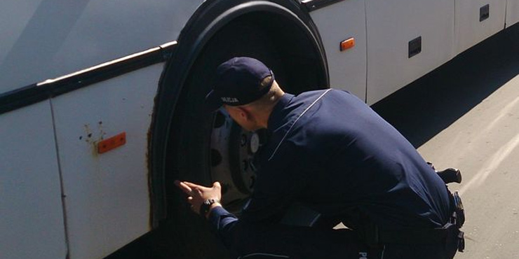 Policjanci nie pozwolili, aby dzieci podróżowały niesprawnym autobusem