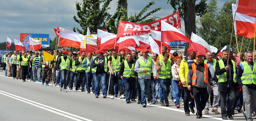 Rybacy z Mierzei zablokowali drogę nr 7 w Kiezmarku. Zobacz fotorelację