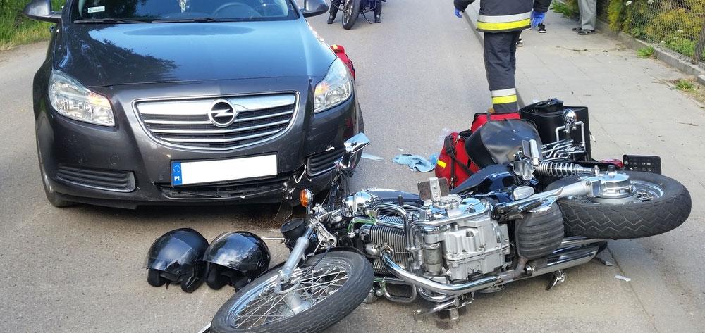 Wypadek motocykla z autem w Kpkach. Dwie osoby ranne