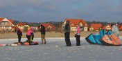 Pasjonaci sportw zimowych i latawcw rozpoczli sezon snowkitingowy na Zalewie Wilanym w Krynicy Morskiej