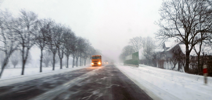 Trudne warunki na drogach. Zamiecie śnieżne na Żuławach i Mierzei