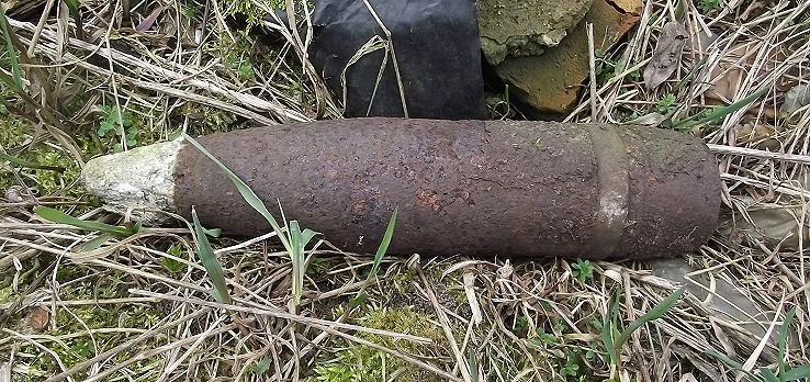 Pocisk artyleryjski w ogródku - zobacz zdjęcia