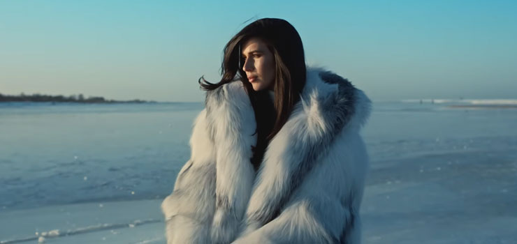 Roxie W�giel nagra�a zimowy klip na pla�y w Mikoszewie. Arktyczny Ba�tyk zachwyci� widz�w