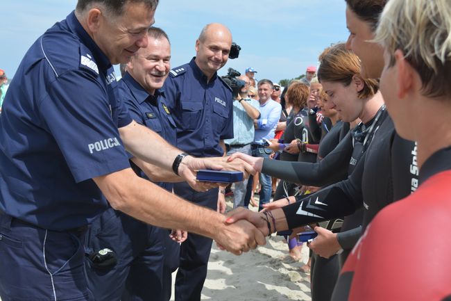 Fina policyjnej sztafety pywaczek w Krynicy Morskiej, fot. 1