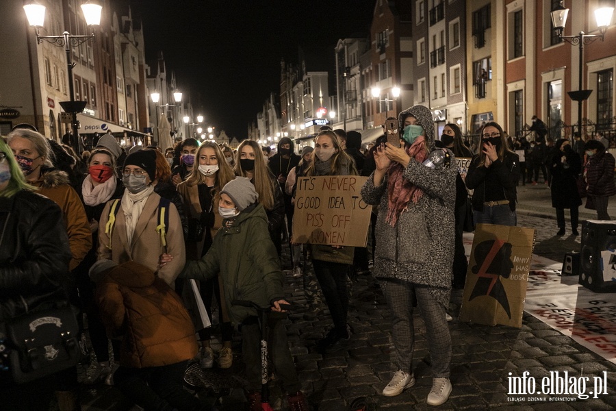 "Wyp..."po raz kolejny nioso si poulicach Elblga. Manifestujcym towarzyszya MartaLempart, fot. 26