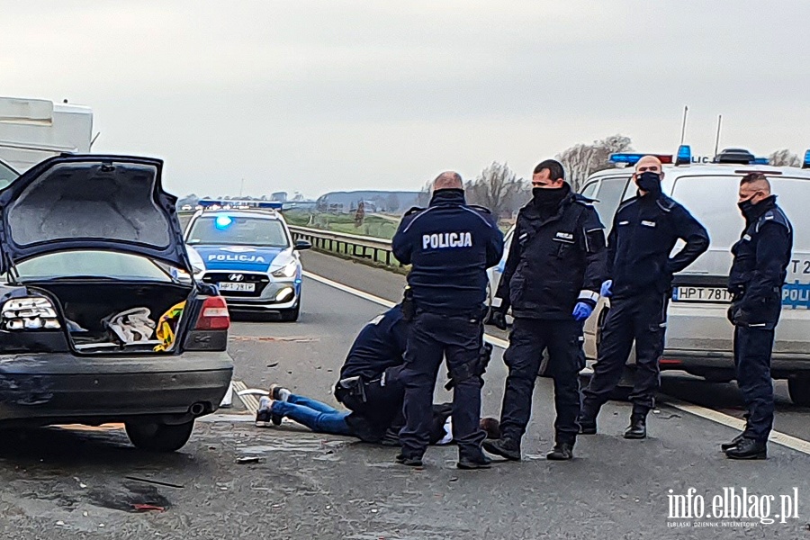 Pocig policyjny na S7. Zniszczone cztery auta, fot. 13