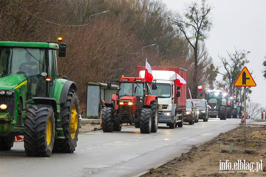 Elblg: Rolnicy protestuj na obwodnicy. Kilkaset maszyn zablokowao drog S7, fot. 1