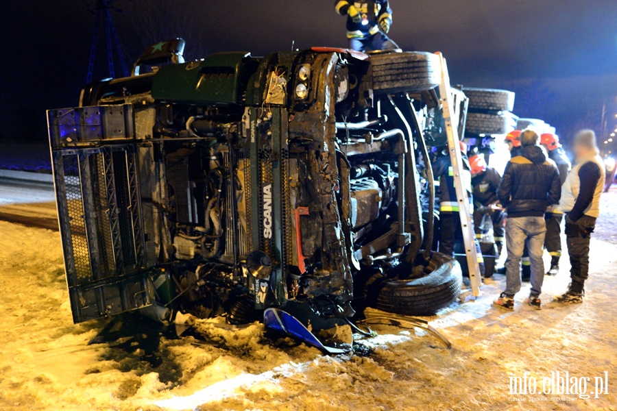 Wypadek w Kazimierzowie. Ciarwka na boku, kierowca pijany. Mia ponad 2.5 promila!, fot. 2