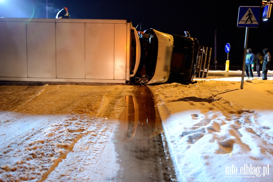 Wypadek w Kazimierzowie. Ciarwka na boku, kierowca pijany. Mia ponad 2.5 promila!, fot. 15