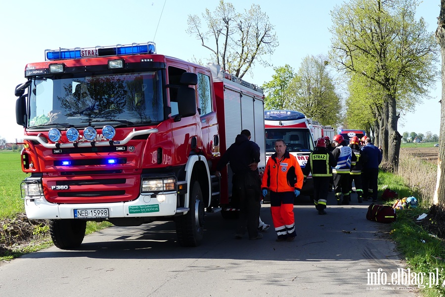 Wypadek midzy Zwierznem a Kpniewem. Autobus uderzy w drzewo, osiem osb rannych, fot. 13