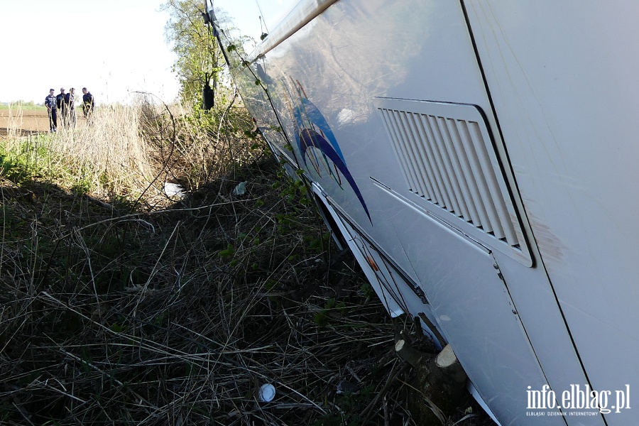 Wypadek midzy Zwierznem a Kpniewem. Autobus uderzy w drzewo, osiem osb rannych, fot. 20