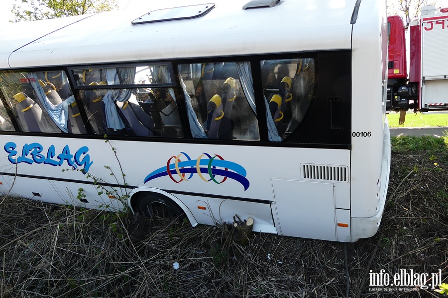 Wypadek midzy Zwierznem a Kpniewem. Autobus uderzy w drzewo, osiem osb rannych, fot. 24