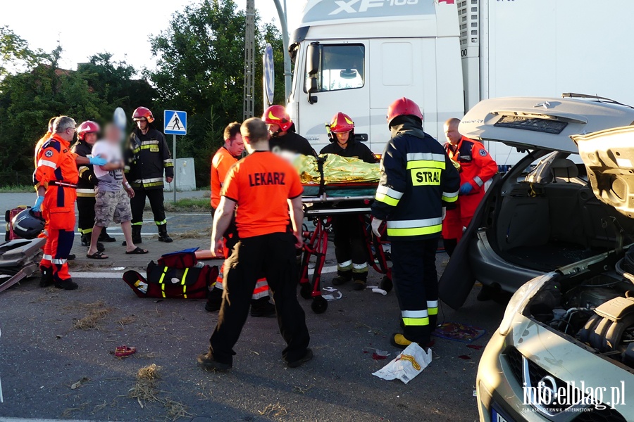 Wypadek w Kazimierzowie. Cztery osoby w szpitalu. W akcji migowiec LPR, fot. 37