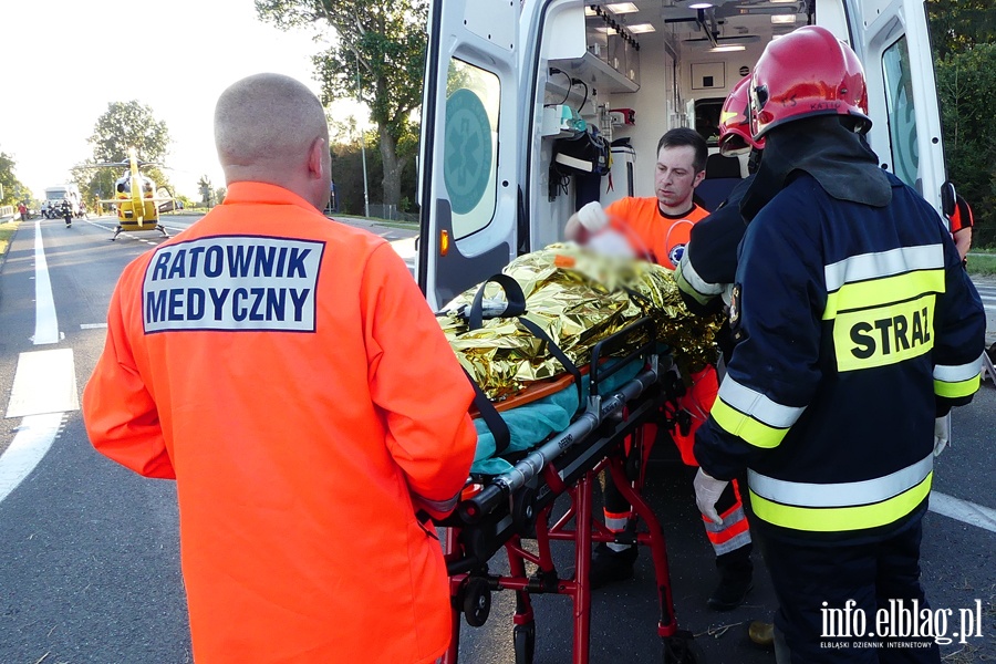 Wypadek w Kazimierzowie. Cztery osoby w szpitalu. W akcji migowiec LPR, fot. 38