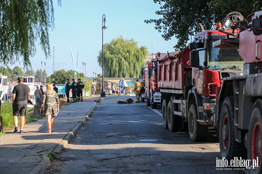 Akcja wydobycia dwch aut z rzeki Elblg. Policja chce ustaliwacicielipojazdw, fot. 2