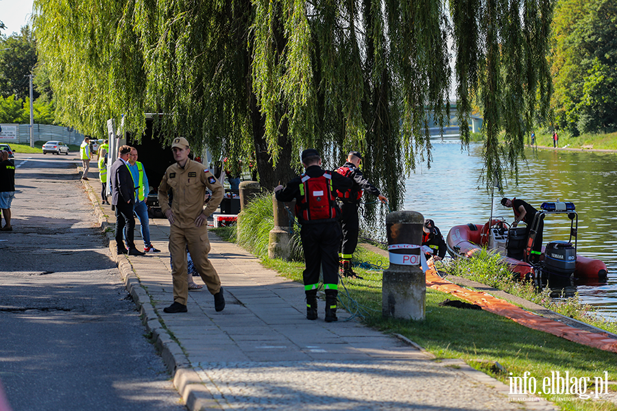 Akcja wydobycia dwch aut z rzeki Elblg. Policja chce ustaliwacicielipojazdw, fot. 8