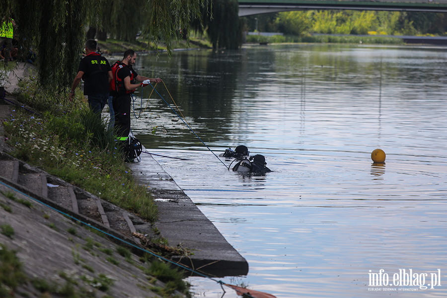 Akcja wydobycia dwch aut z rzeki Elblg. Policja chce ustaliwacicielipojazdw, fot. 13