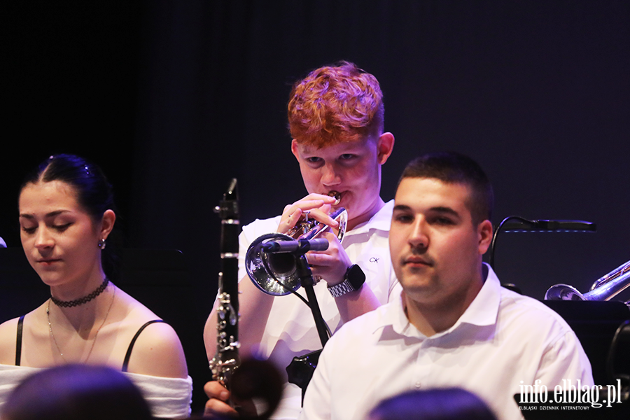 "Prawdziwe instrumenty, muzyka na �ywo i zdolna elbl�ska m�odzie� w dobrze znanym repertuarze", fot. 44