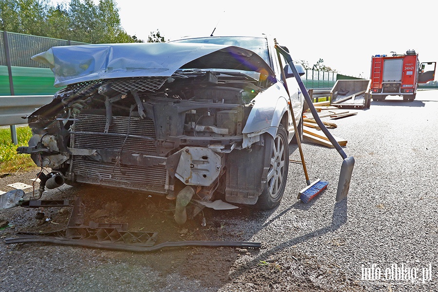 Kierowca straci panowanie nad autem i uderzy w barierki, fot. 13