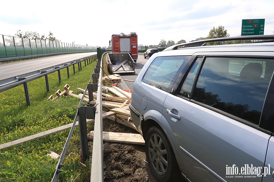 Kierowca straci panowanie nad autem i uderzy w barierki, fot. 15