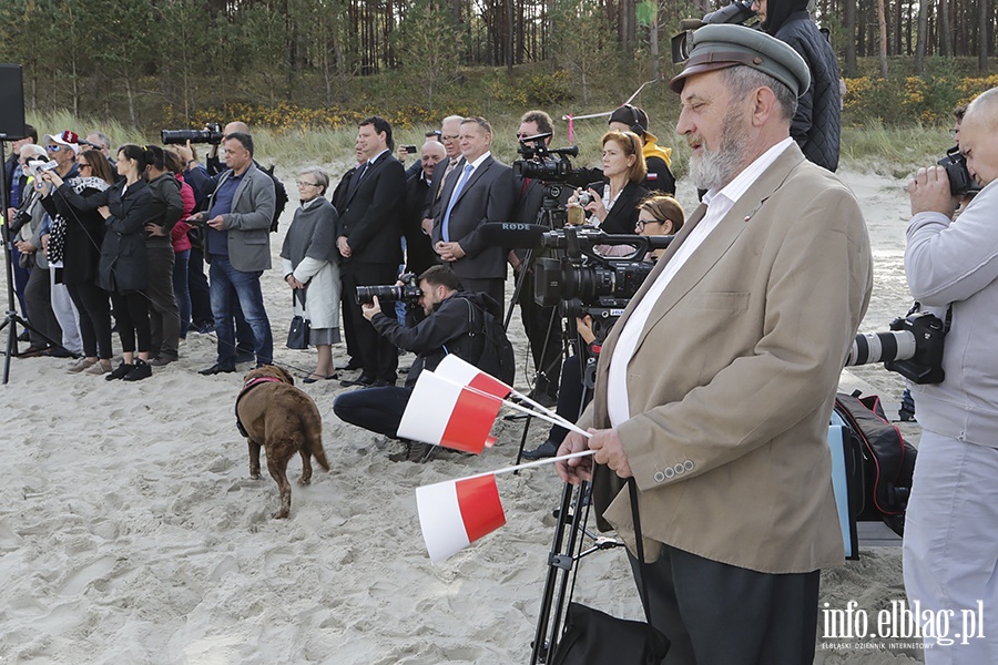 Wizyta Kaczyskiego na Mierzei. Wkopanie supka wytyczajcego przebieg kanau na Mierzei, fot. 53