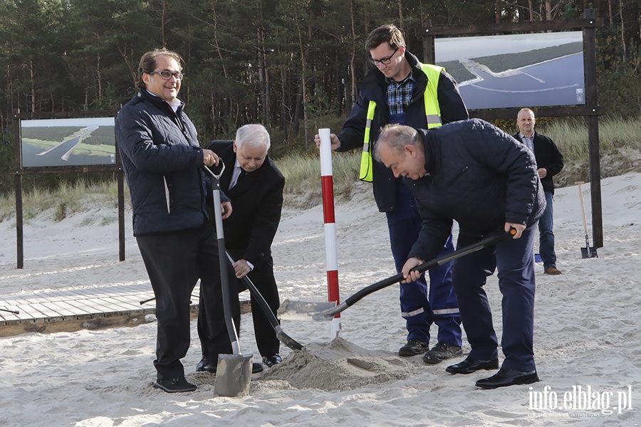 Wizyta Kaczyskiego na Mierzei. Wkopanie supka wytyczajcego przebieg kanau na Mierzei, fot. 62